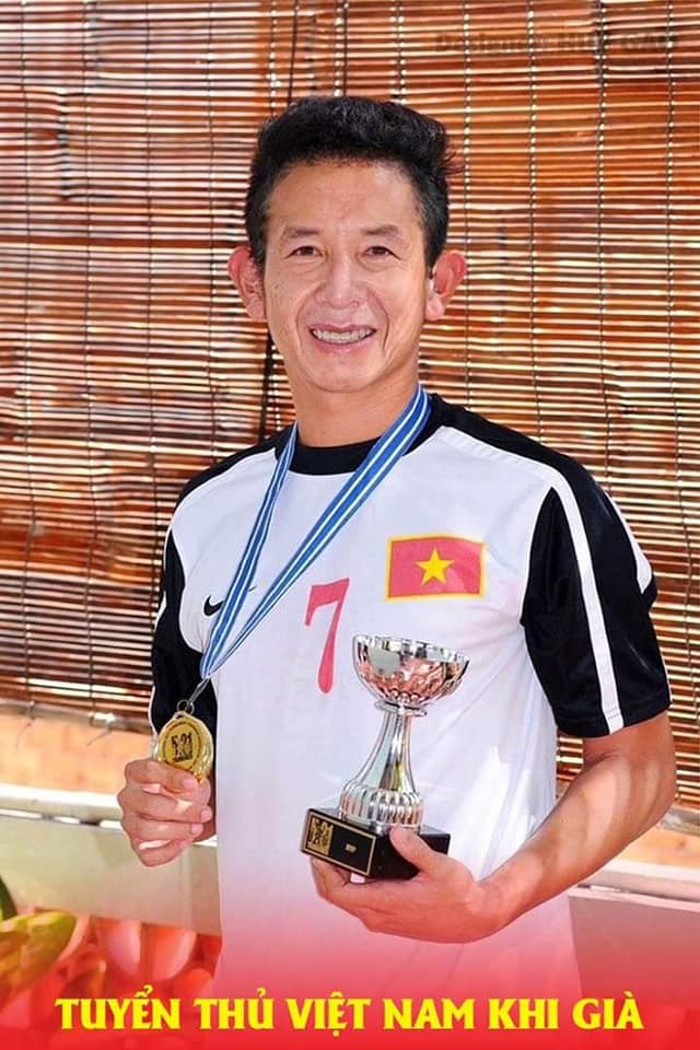 Dân mạng share điên đảo ảnh 50 năm sau của các cầu thủ Việt, nhìn sang Công Phượng, Bùi Tiến Dũng không thể nhịn cười-8