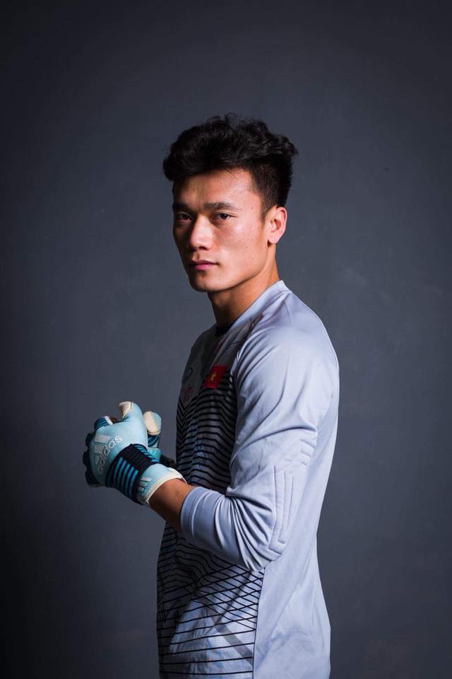 Ngồi ghế dự bị suốt mùa giải, Bùi Tiến Dũng vẫn hút follow ngất ngưởng đến sao hạng A cũng phải cày cuốc mỏi mòn-1