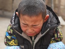 Xót xa cảnh bé trai 7 tuổi cầu xin được vào trại mồ côi khi cha mất, mẹ ôm tiền bỏ đi Xót xa cảnh bé trai 7 tuổi cầu xin được vào trại mồ côi khi cha mất, mẹ ôm tiền bỏ đi