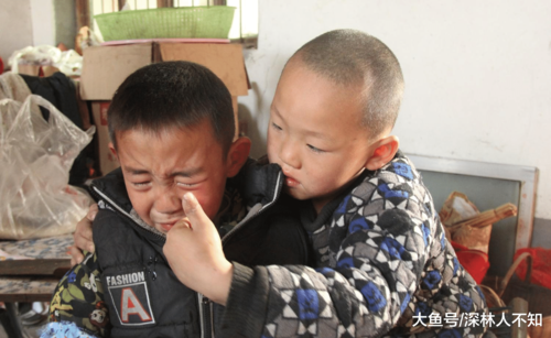 Xót xa cảnh bé trai 7 tuổi cầu xin được vào trại mồ côi khi cha mất, mẹ ôm tiền bỏ đi-1