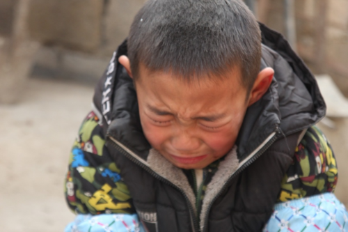 Xót xa cảnh bé trai 7 tuổi cầu xin được vào trại mồ côi khi cha mất, mẹ ôm tiền bỏ đi-3