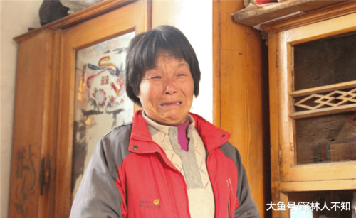 Xót xa cảnh bé trai 7 tuổi cầu xin được vào trại mồ côi khi cha mất, mẹ ôm tiền bỏ đi-4