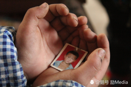 Xót xa cảnh bé trai 7 tuổi cầu xin được vào trại mồ côi khi cha mất, mẹ ôm tiền bỏ đi-5