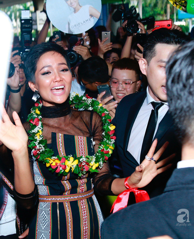 HHen Niê bật khóc nức nở khi vừa đặt chân về Việt Nam sau hành trình thần thánh tại Miss Universe 2018-8