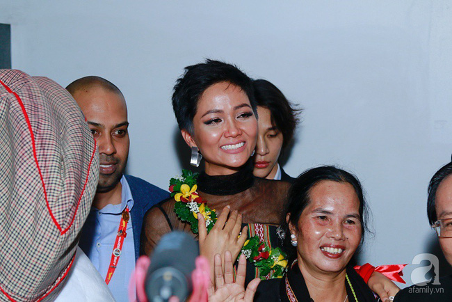 HHen Niê bật khóc nức nở khi vừa đặt chân về Việt Nam sau hành trình thần thánh tại Miss Universe 2018-9