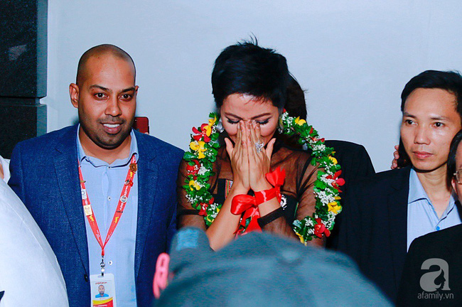 HHen Niê bật khóc nức nở khi vừa đặt chân về Việt Nam sau hành trình thần thánh tại Miss Universe 2018-10