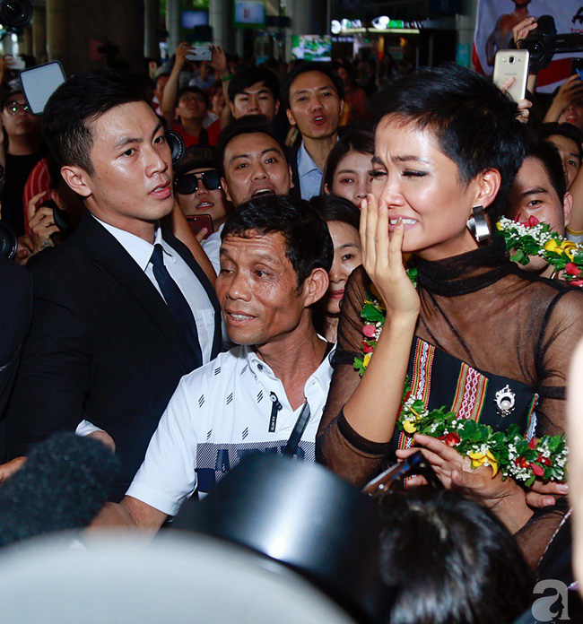 HHen Niê bật khóc nức nở khi vừa đặt chân về Việt Nam sau hành trình thần thánh tại Miss Universe 2018-11