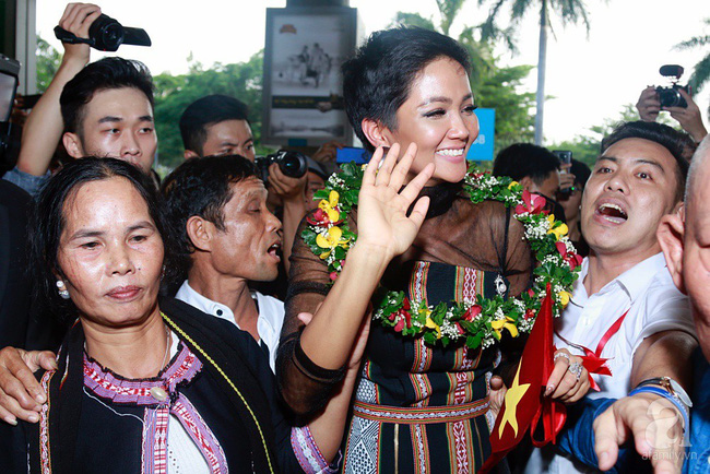 HHen Niê bật khóc nức nở khi vừa đặt chân về Việt Nam sau hành trình thần thánh tại Miss Universe 2018-14