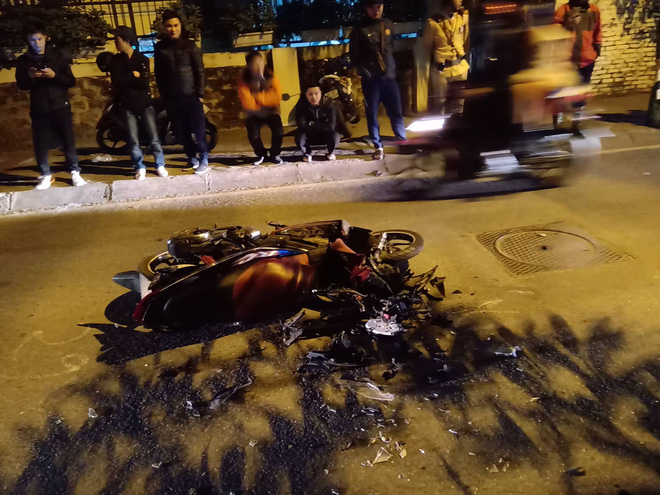 Hà Nội: Nữ tài xế lái Lexus đâm hàng loạt xe máy và ô tô, 1 học sinh bị cuốn vào gầm, 5 người bị thương nhập viện cấp cứu-4