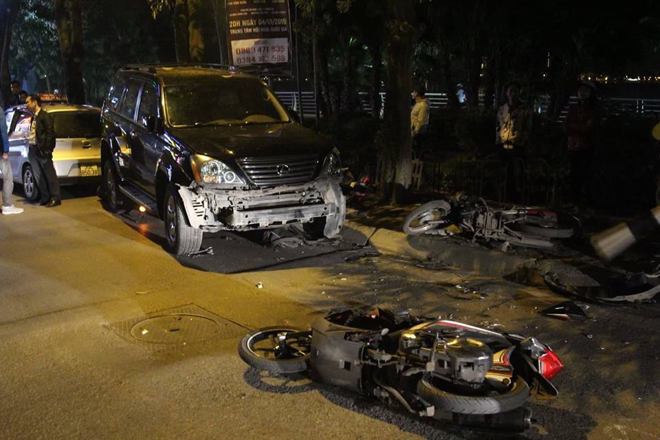Hà Nội: Nữ tài xế lái Lexus đâm hàng loạt xe máy và ô tô, 1 học sinh bị cuốn vào gầm, 5 người bị thương nhập viện cấp cứu-2