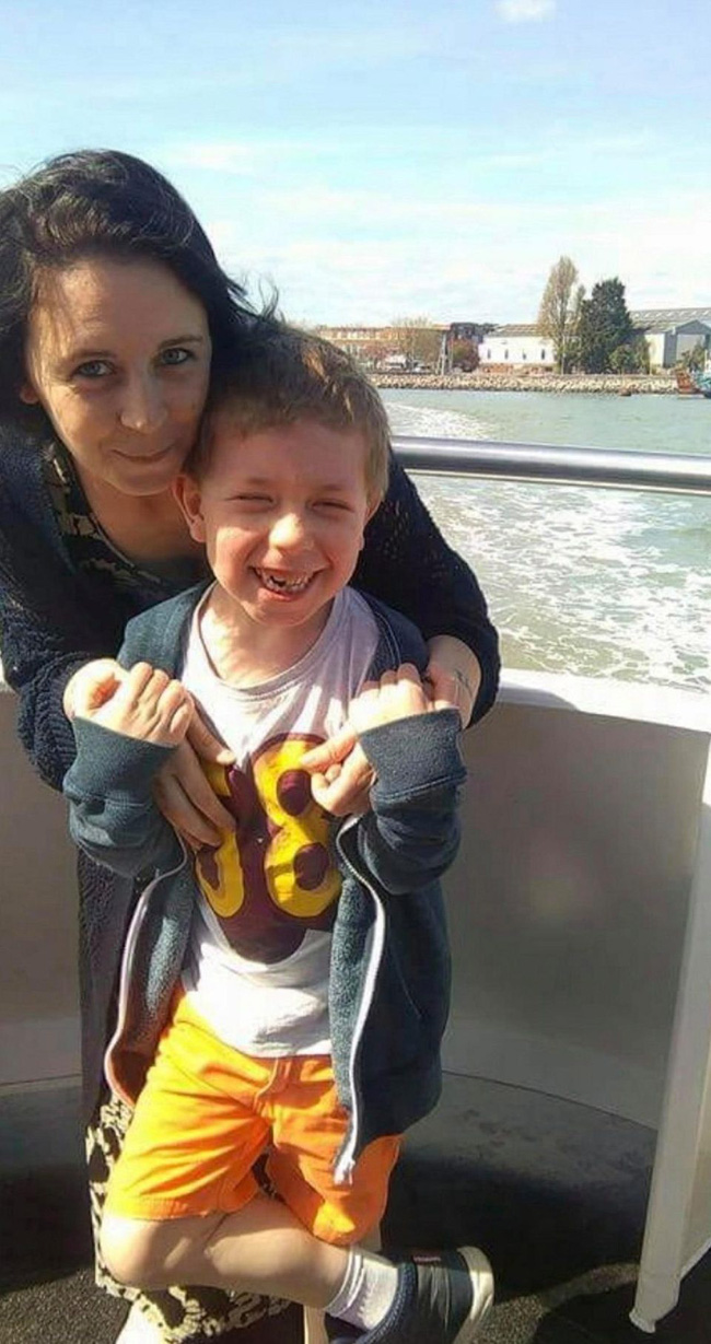 Con trai 8 tuổi đi ngủ mãi không dậy, bố vào phòng thấy con tím tái sùi bọt mép, nguyên nhân khiến anh ân hận suốt đời-2