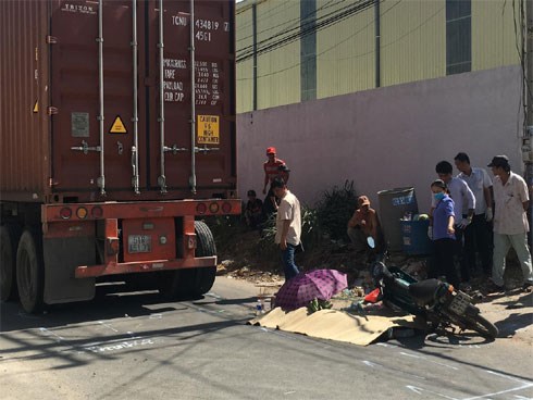 Bình Dương: Con gái bị xe container cán tử vong thương tâm, người mẹ ôm thi thể gào khóc thảm thiết