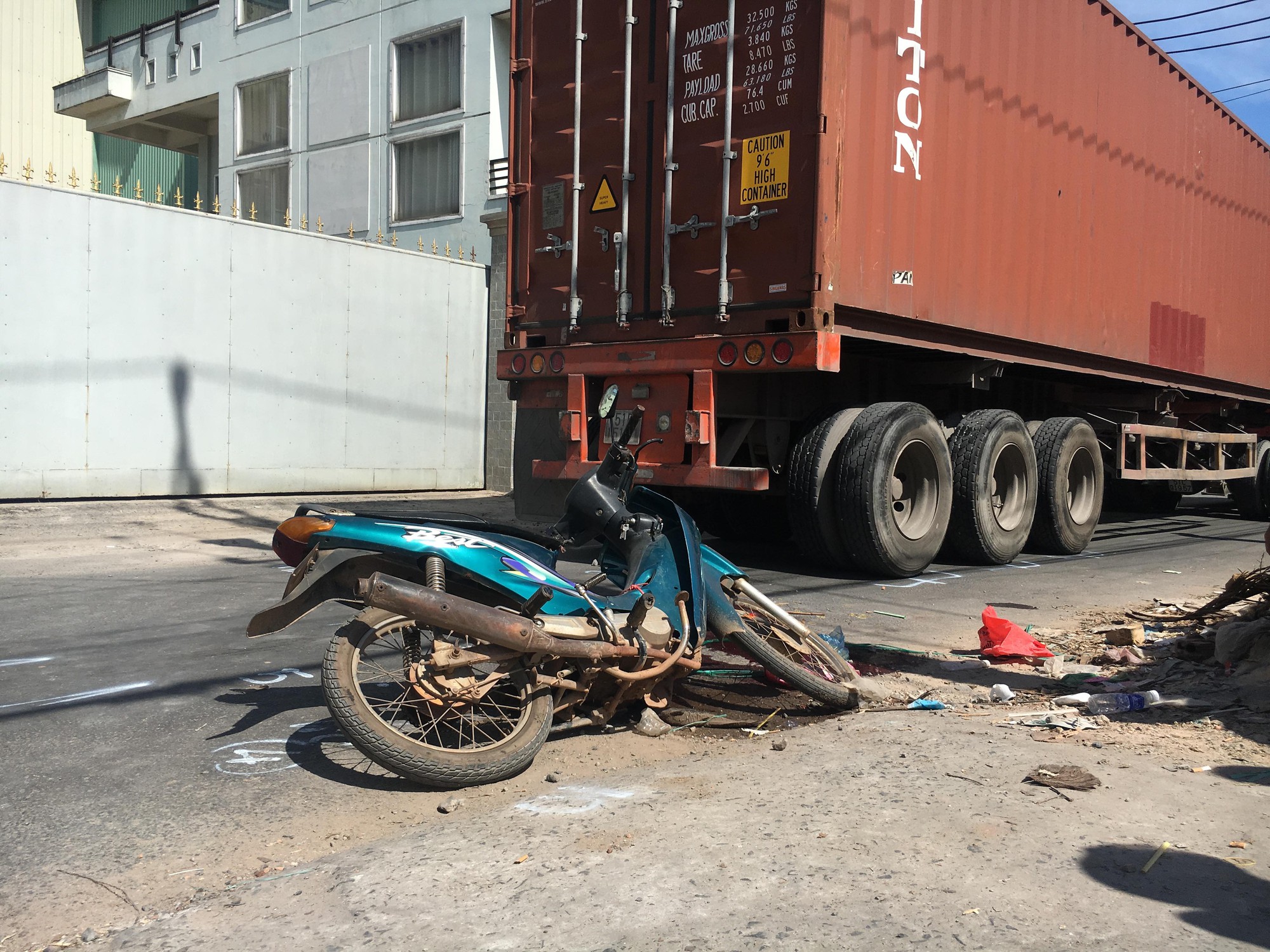 Bình Dương: Con gái bị xe container cán tử vong thương tâm, người mẹ ôm thi thể gào khóc thảm thiết-2