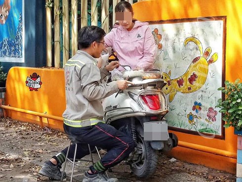 Bữa cơm trên yên xe - hình ảnh về đôi vợ chồng khiến dân mạng không ngừng trầm trồ