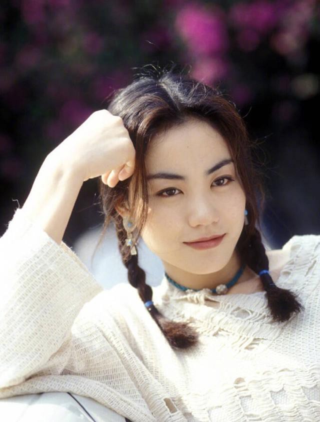 Diva Vương Phi: Bỏ chồng con theo tình trẻ kém 11 tuổi, U50 sống độc thân trong giàu sang-1