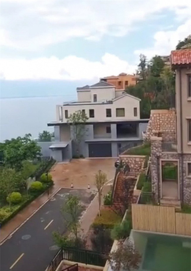 Diva Vương Phi: Bỏ chồng con theo tình trẻ kém 11 tuổi, U50 sống độc thân trong giàu sang-13