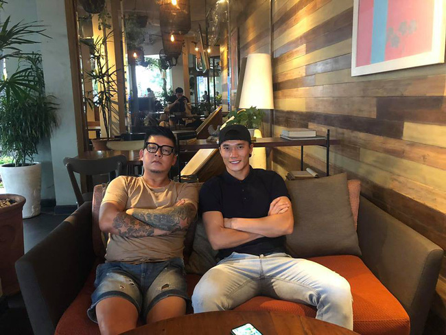 Ra đường lồng lộn áo quần sang chảnh, về nhà thủ môn Bùi Tiến Dũng lại lội ruộng bắt cá đúng chất trai quê-1