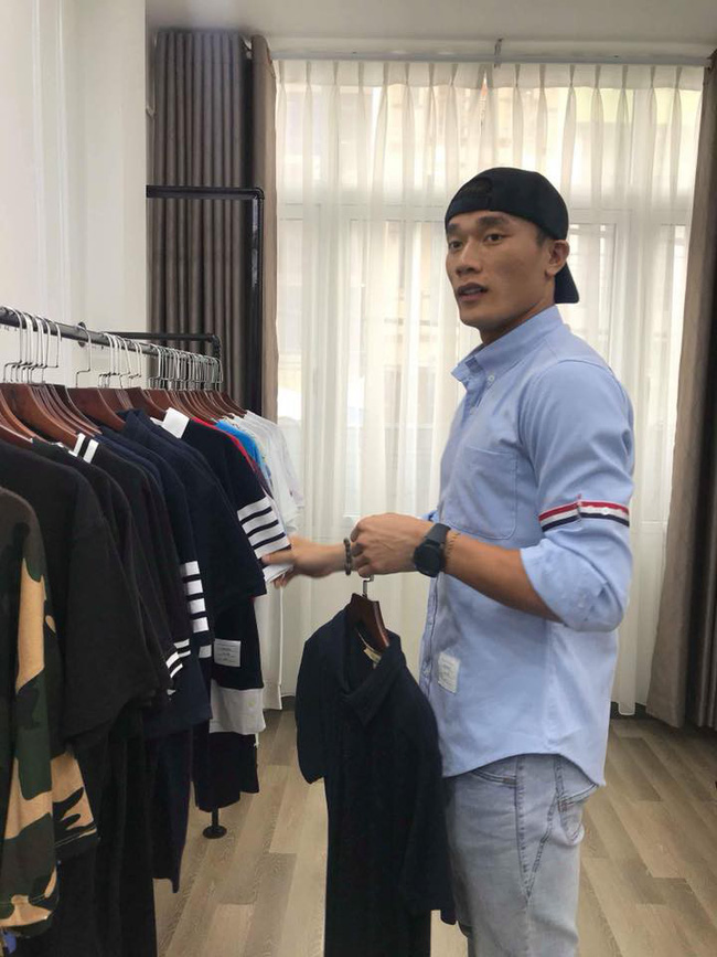 Ra đường lồng lộn áo quần sang chảnh, về nhà thủ môn Bùi Tiến Dũng lại lội ruộng bắt cá đúng chất trai quê-2