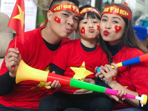 Được khuyên xóa hình xăm ở ngực đi sẽ đẹp hơn, MC Hoàng Linh đã phản pháo nhẹ nhàng mà cực gắt-18