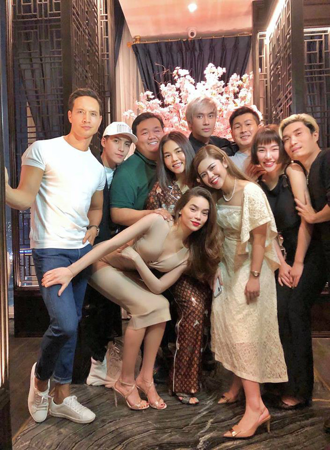 Hà Hồ tạo dáng với phong cách nhí nhảnh nhưng cái tay để trên đùi Kim Lý mới gây chú ý-1