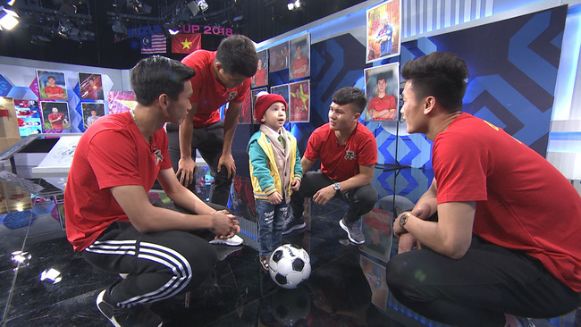 Việt Nam vô địch rồi Tom ơi, giờ con hãy tiếp tục cuộc chiến của riêng mình nhé!-1