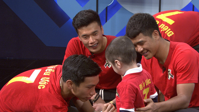 Việt Nam vô địch rồi Tom ơi, giờ con hãy tiếp tục cuộc chiến của riêng mình nhé!-10