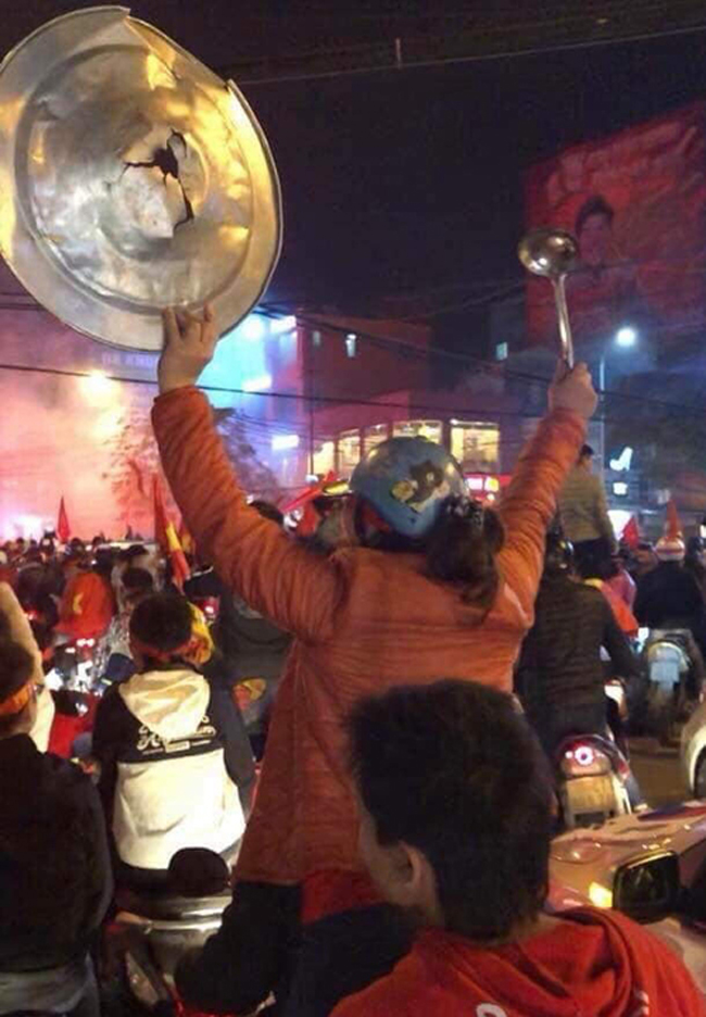 Thiệt hại khổng lồ của người hâm mộ sau chức vô địch của Việt Nam-3