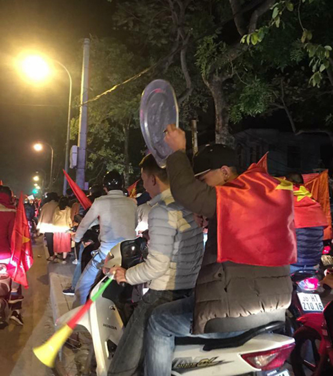 Thiệt hại khổng lồ của người hâm mộ sau chức vô địch của Việt Nam-9