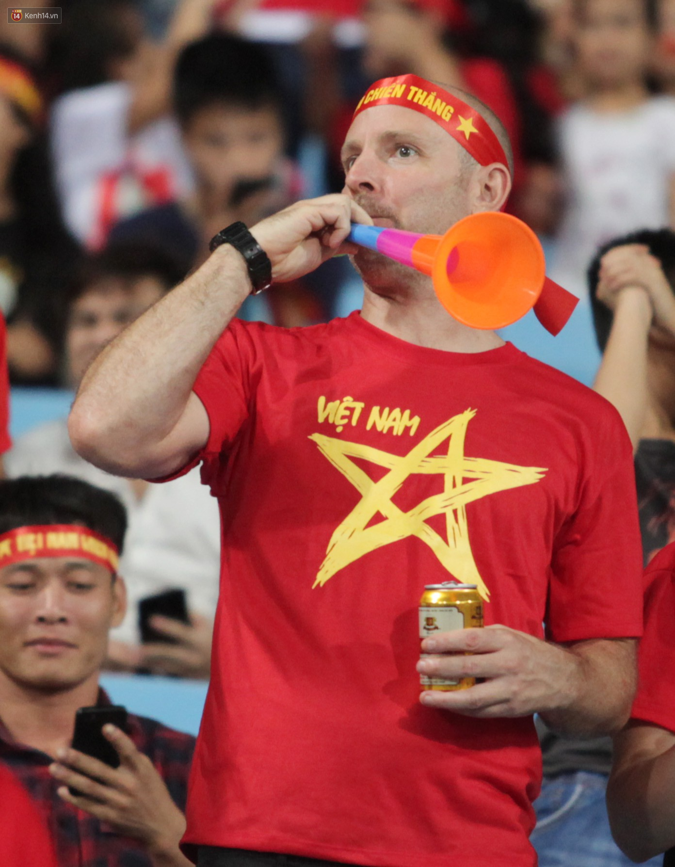 Chiến dịch nói không với kèn vuvuzela: Đại diện LĐBĐ Việt Nam tiết lộ lý do chưa nghĩ đến việc cấm món đồ tạo ra thứ âm thanh nhức óc này-2