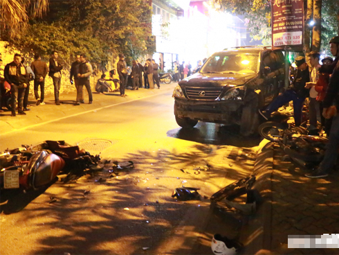 Vụ Lexus gây tai nạn liên hoàn: Người trong xe mở cửa thấy nạn nhân dưới gầm nhưng vẫn lấy đà lao tiếp-10