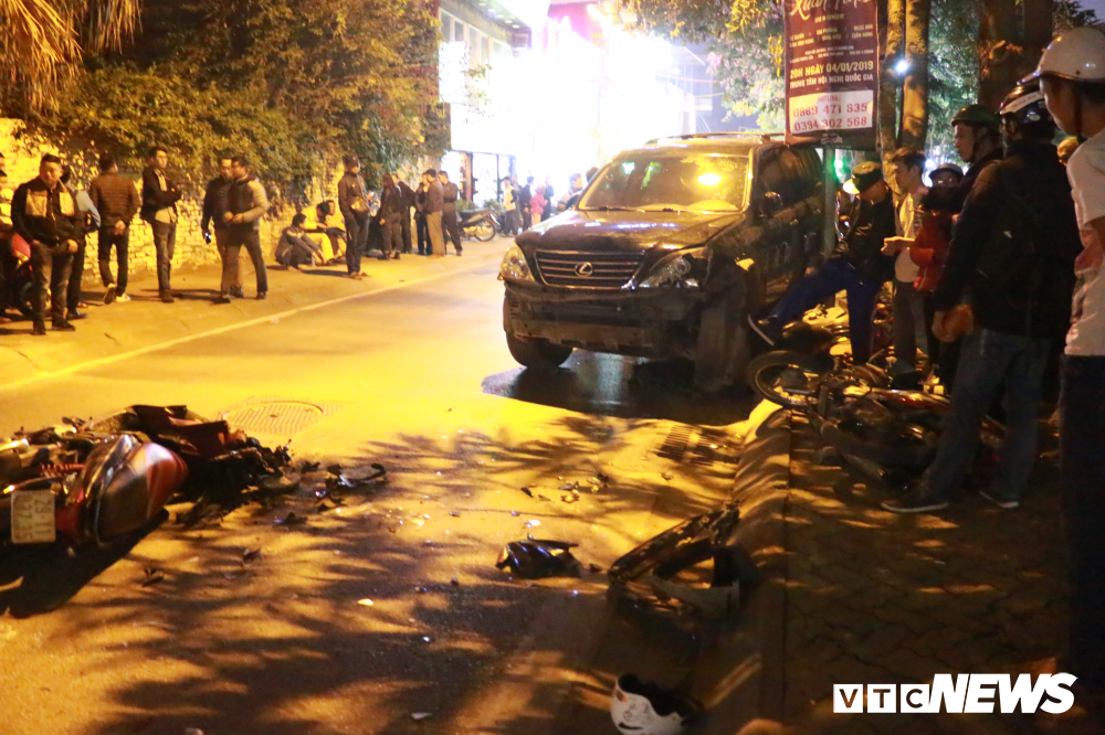 Ô tô Lexus tông gần chục xe trên phố Hà Nội: Xác định danh tính nữ tài xế say xỉn-1