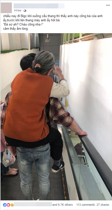 Hình ảnh chàng trai trẻ cõng bà đi cầu thang máy cùng lời hỏi thăm Bà sợ à? Cháu cõng nha khiến nhiều người ấm lòng-1