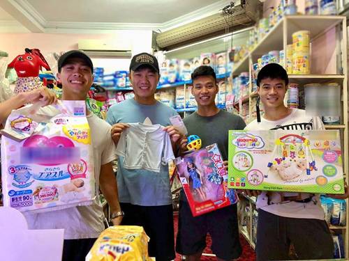 Danh tính em bé quyền lực được Công Phượng, Xuân Trường tự tay mua bỉm sữa, mẹ bé cực đẹp-1