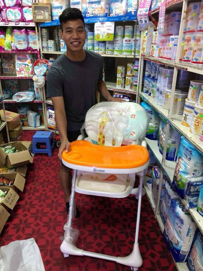 Danh tính em bé quyền lực được Công Phượng, Xuân Trường tự tay mua bỉm sữa, mẹ bé cực đẹp-4