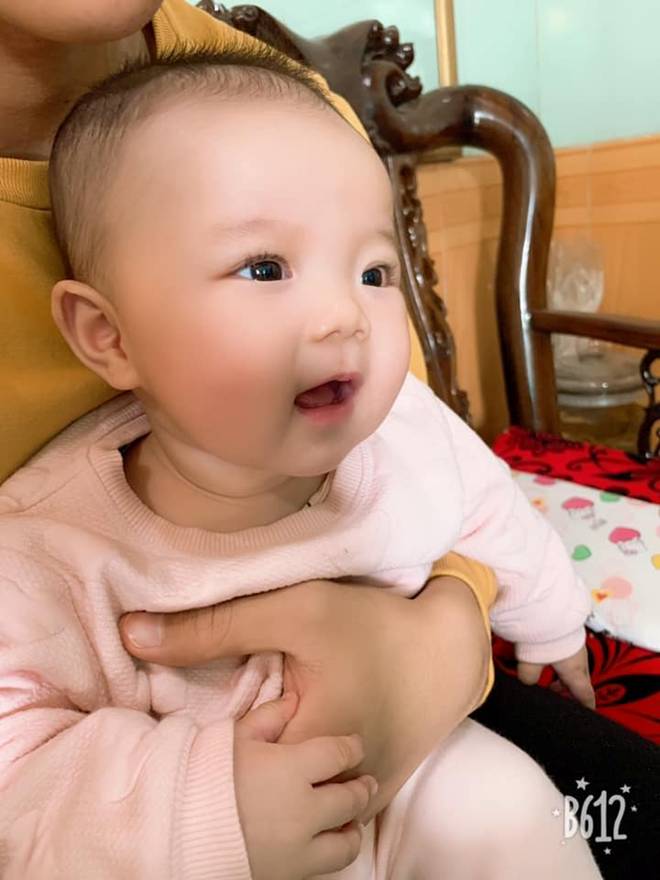 Danh tính em bé quyền lực được Công Phượng, Xuân Trường tự tay mua bỉm sữa, mẹ bé cực đẹp-6