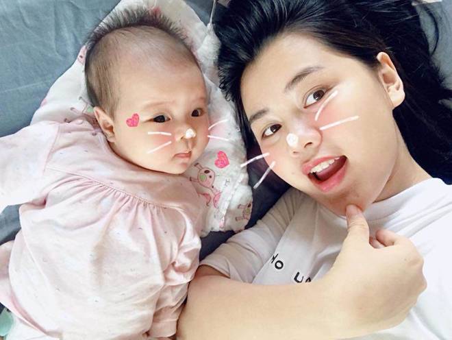 Danh tính em bé quyền lực được Công Phượng, Xuân Trường tự tay mua bỉm sữa, mẹ bé cực đẹp-9