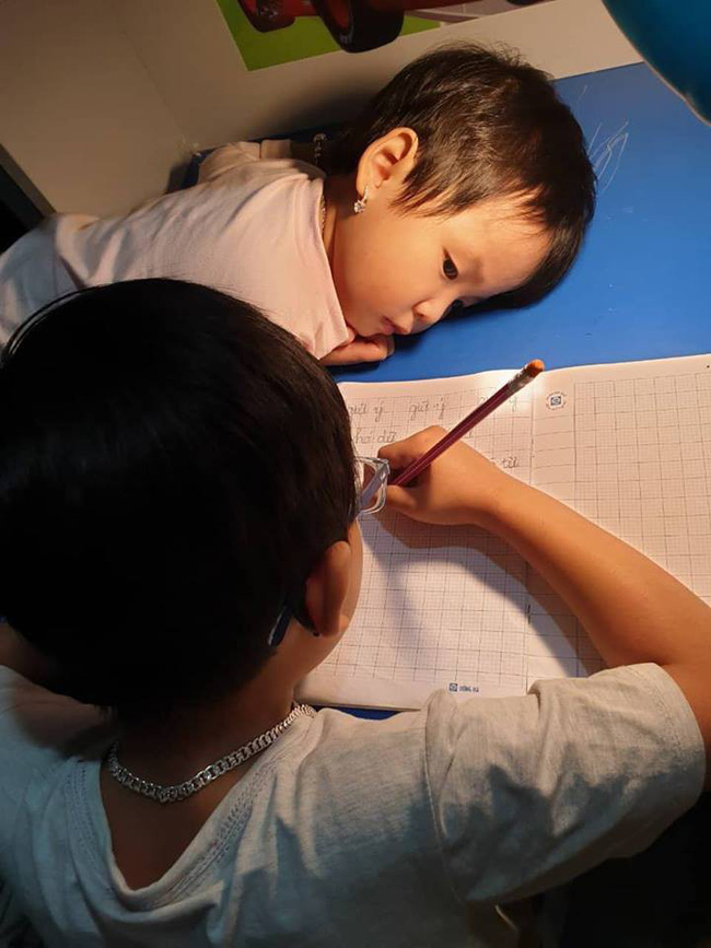 Mở mắt ra là điện thoại”, mẹ hối hận tột độ khi đưa con đi khám bác sĩ chỉ ra bệnh này-2