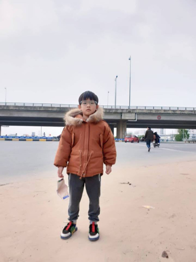 Mở mắt ra là điện thoại”, mẹ hối hận tột độ khi đưa con đi khám bác sĩ chỉ ra bệnh này-3