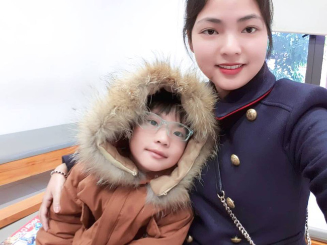 Mở mắt ra là điện thoại”, mẹ hối hận tột độ khi đưa con đi khám bác sĩ chỉ ra bệnh này-1