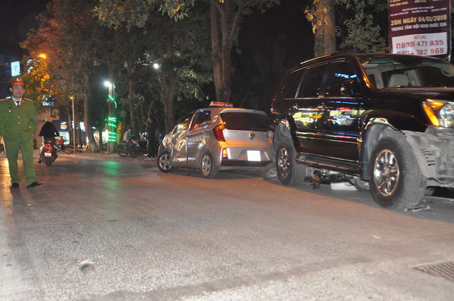 Vụ Lexus gây tai nạn liên hoàn: Người trong xe mở cửa thấy nạn nhân dưới gầm nhưng vẫn lấy đà lao tiếp-1