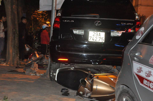 Vụ Lexus gây tai nạn liên hoàn: Người trong xe mở cửa thấy nạn nhân dưới gầm nhưng vẫn lấy đà lao tiếp-3