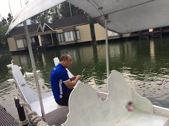 Bức ảnh một buổi sáng bình yên sau những ngày chinh chiến của thầy Park gây sốt, chiếc áo còn đáng chú ý hơn-1