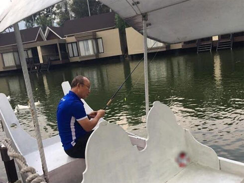 Thầy Park loay hoay không thoát được cánh cửa xoay khách sạn, fan phì cười: Ơ, thầy đi đâu đấy?-3