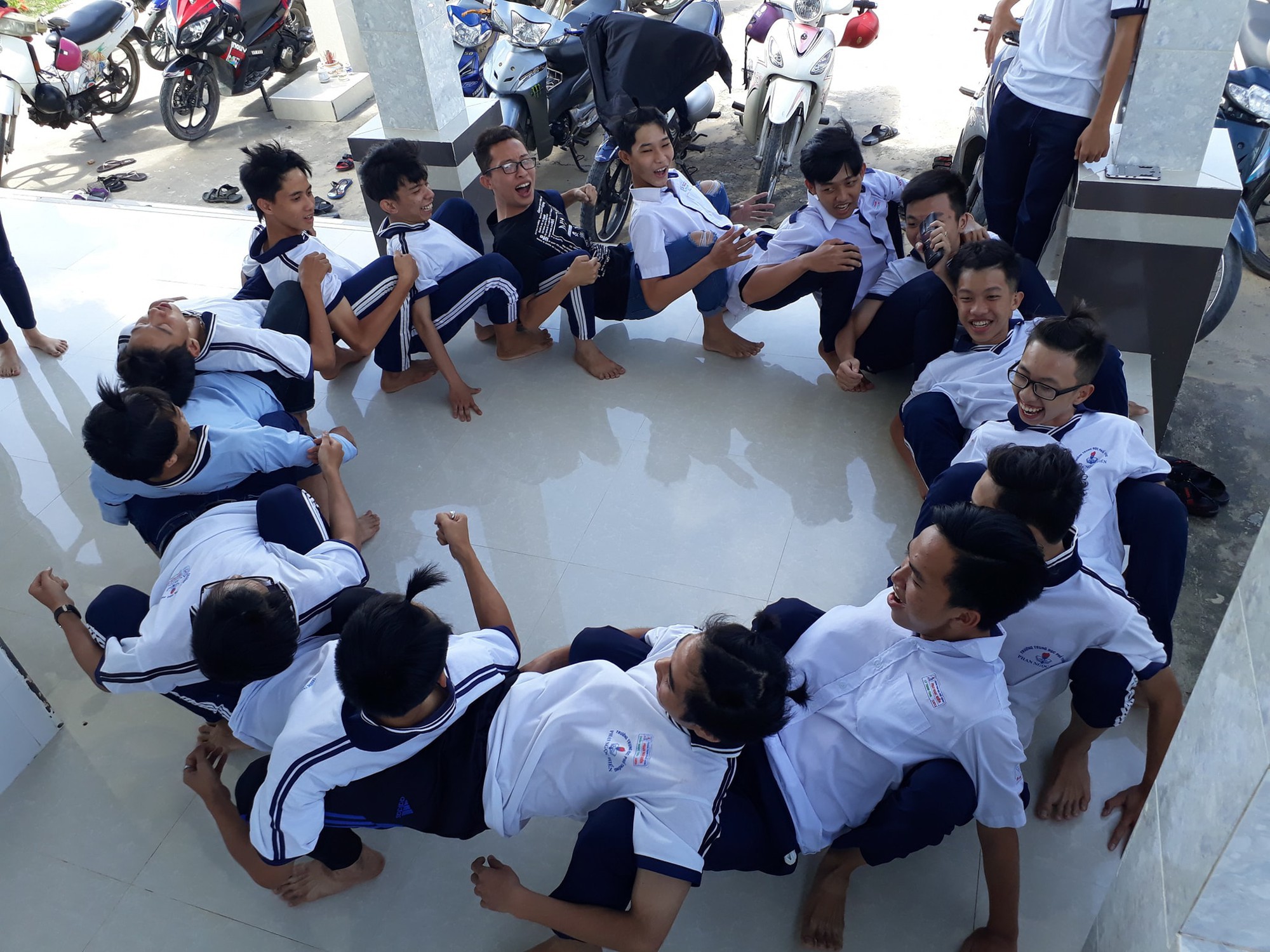 Thế hệ 10x đi học: Quậy phá lầy lội khác biệt 8x, 9x ngày xưa, nghĩ ra đủ trò chẳng giống ai-18