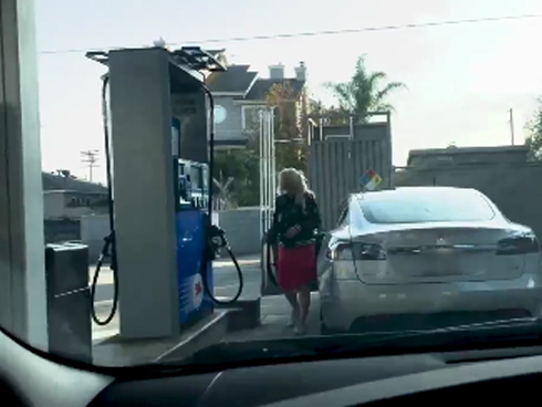 Tesla bị kiện đòi bồi thường vì xe bốc cháy-2