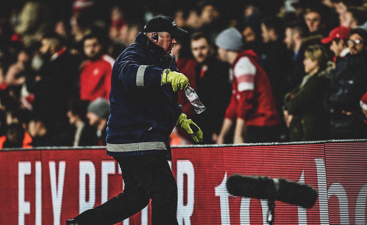 Bị CĐV Arsenal ném chai nước vào đầu, đồng đội của Son Heung-min đáp trả cực mạnh-2