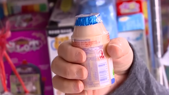 Thấy chai sữa có vị đắng nên không uống, bé gái 13 tuổi kinh hoàng phát giác mỗi đêm bố đều thực hiện hành vi bệnh hoạn này-1