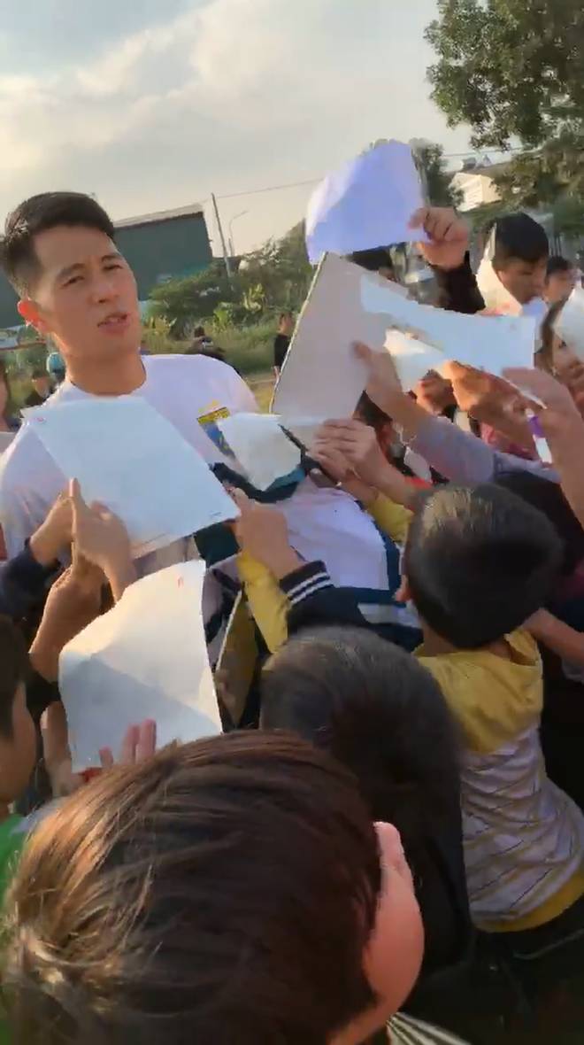 Bị fan nhí quây, Đình Trọng nhanh trí nói: Chú là bác sĩ mà, cầu thủ ở bên kia kìa, Duy Mạnh kia kìa!-3