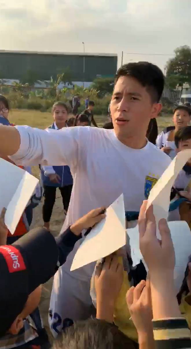 Bị fan nhí quây, Đình Trọng nhanh trí nói: Chú là bác sĩ mà, cầu thủ ở bên kia kìa, Duy Mạnh kia kìa!-4