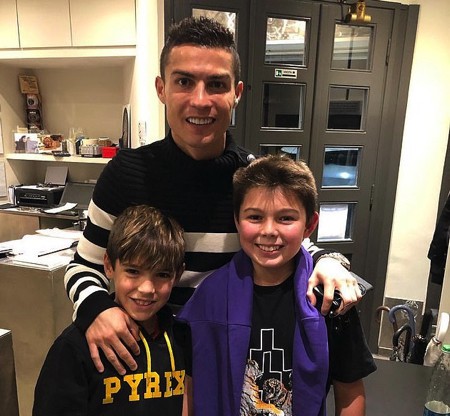 C.Ronaldo gây bất ngờ khi tươi cười chụp ảnh cùng con trai Buffon-1